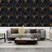 Un salon moderne avec un papier peint noir orné de têtes de léopards dorées et de feuillages luxuriants, créant une ambiance audacieuse et exotique.
