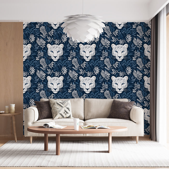 Un salon moderne avec un papier peint navy orné de têtes de léopards et de feuillages blancs, créant une ambiance audacieuse et exotique.