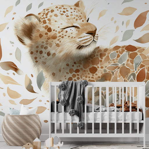 Une chambre d'enfant avec un papier peint illustrant un léopard aux teintes chaudes et naturelles, entouré de feuilles stylisées, créant une ambiance douce et apaisante.