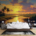 Une chambre apaisante avec un papier peint représentant un paysage tropical au coucher de soleil, mêlant des teintes dorées et orangées, évoquant une atmosphère sereine et naturelle.