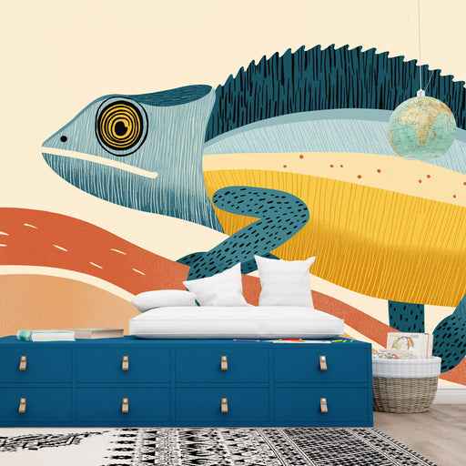 Une chambre d'enfant avec un papier peint illustrant un lézard stylisé aux couleurs vives, créant une ambiance ludique et dynamique.