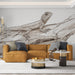 Un salon moderne avec un papier peint illustrant un lézard stylisé sur un fond clair, créant une ambiance artistique et naturelle.