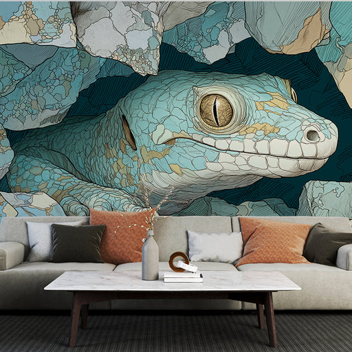 Une pièce moderne avec un papier peint illustrant un lézard turquoise émergeant de rochers, créant une ambiance artistique et intrigante.