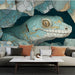 Une pièce moderne avec un papier peint illustrant un lézard turquoise émergeant de rochers, créant une ambiance artistique et intrigante.