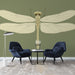 Un salon contemporain avec un papier peint représentant une libellule stylisée en ligne claire sur un fond vert olive, créant une ambiance artistique et apaisante.