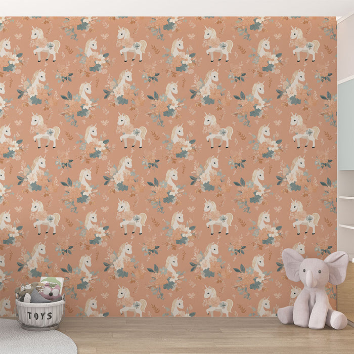 Une chambre d'enfant avec un papier peint rose saumon orné de licornes et de fleurs délicates, créant une atmosphère ludique et enchantée.