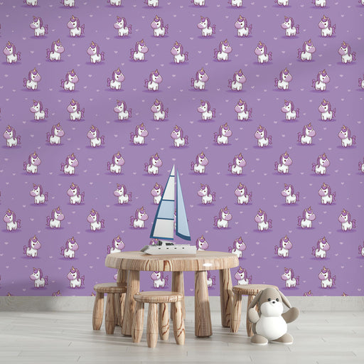 Une chambre d'enfant avec un papier peint ludique violet orné de petits chevaux licornes et de cœurs, créant une ambiance joyeuse et féerique.