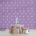 Une chambre d'enfant avec un papier peint ludique violet orné de petits chevaux licornes et de cœurs, créant une ambiance joyeuse et féerique.