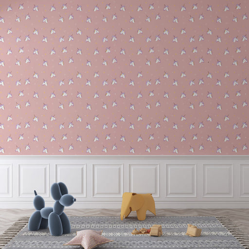 Une chambre d'enfant avec un papier peint rose orné de motifs de licornes blanches et étoilées, créant une atmosphère ludique et enchantée.