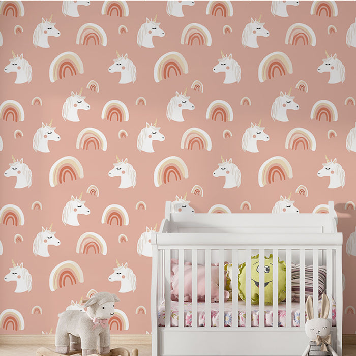 Une chambre d'enfant avec un papier peint rose illustré de têtes de licornes et d'arcs-en-ciel, créant une ambiance joyeuse et féerique.