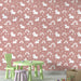 Une chambre d'enfant avec un papier peint rose illustré de licornes blanches, d'arc-en-ciel et de cœurs, créant une ambiance joyeuse et ludique.