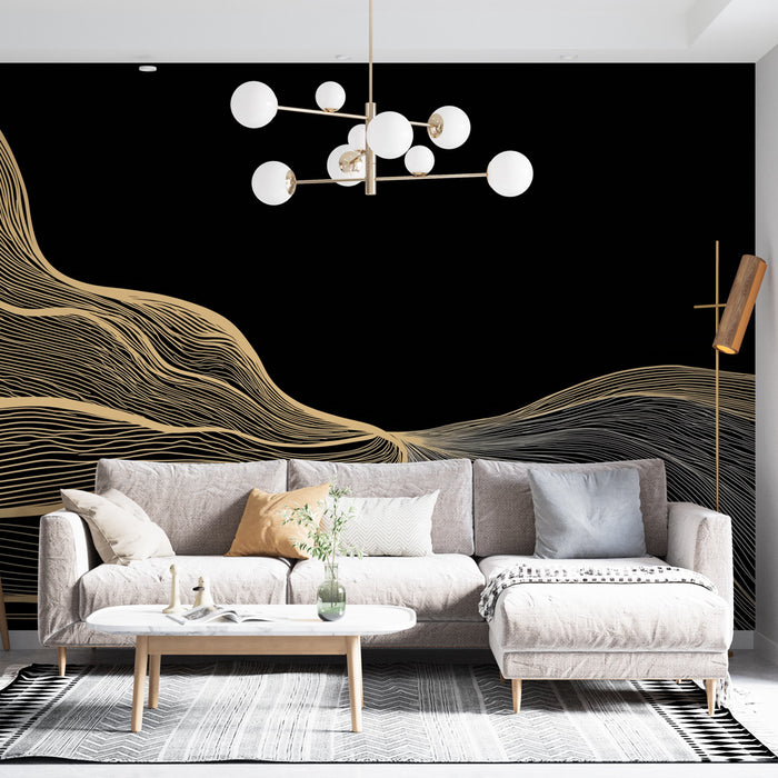 Un salon contemporain avec un papier peint noir orné de lignes dorées fluides créant une ambiance élégante et moderne.