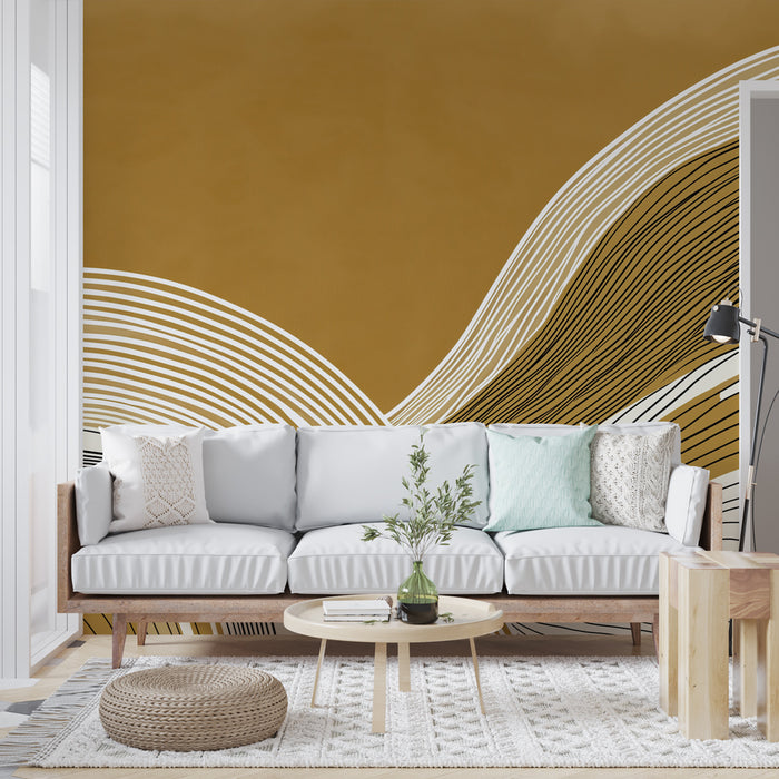 Une pièce moderne avec un papier peint aux formes ondulées blanches sur fond ocre, créant une atmosphère chaleureuse et dynamique.