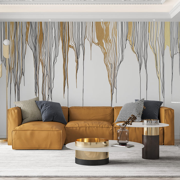 Un salon moderne avec un papier peint abstrait aux lignes noires et dorées sur fond clair, créant une ambiance élégante et artistique.