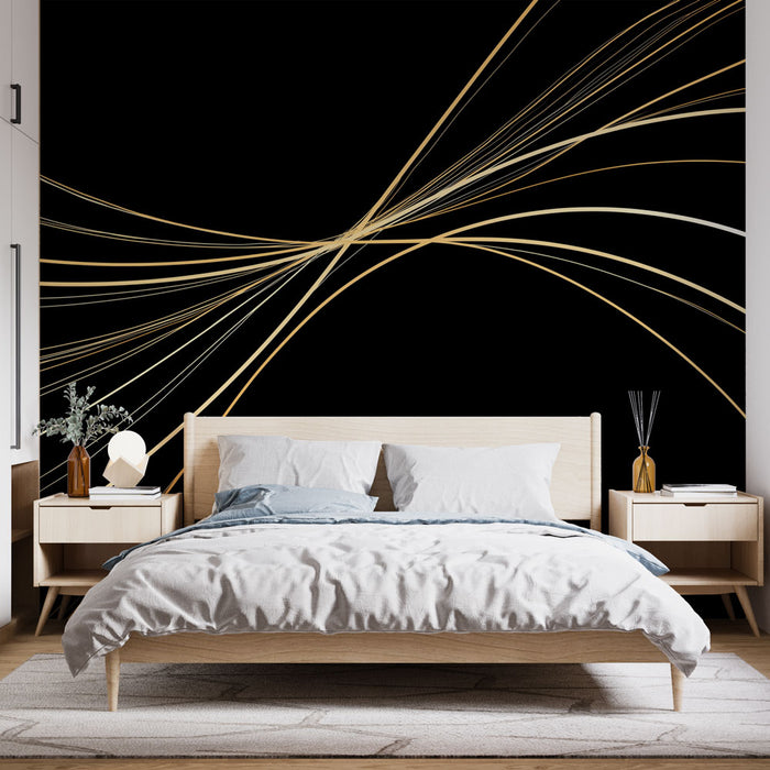 Une chambre moderne avec un papier peint noir orné de lignes dorées élégantes, créant une atmosphère sophistiquée et contemporaine.