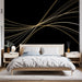 Une chambre moderne avec un papier peint noir orné de lignes dorées élégantes, créant une atmosphère sophistiquée et contemporaine.