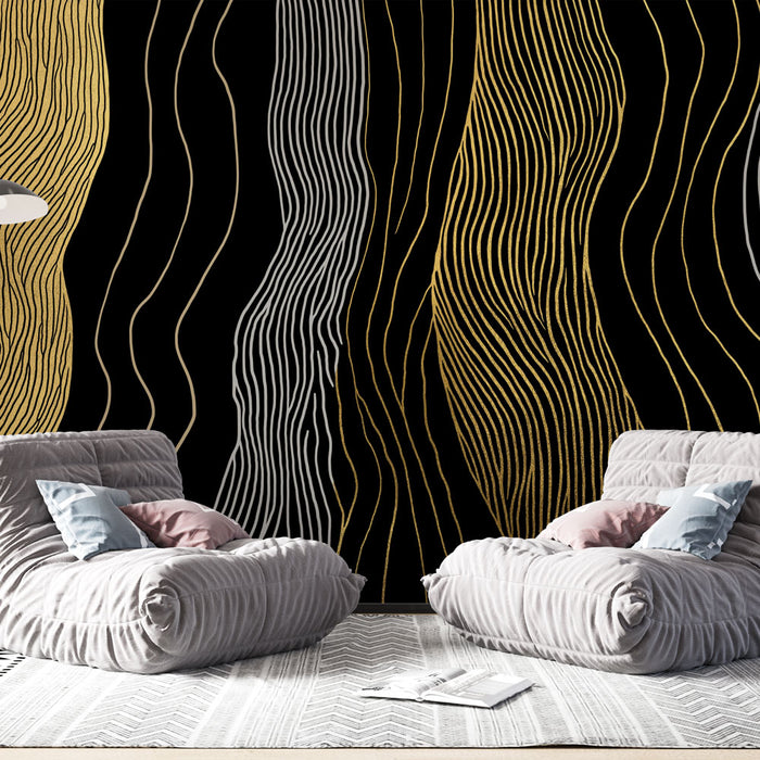 Un salon moderne avec un papier peint abstrait noir, or et blanc, aux lignes fluides créant une ambiance élégante et dynamique.