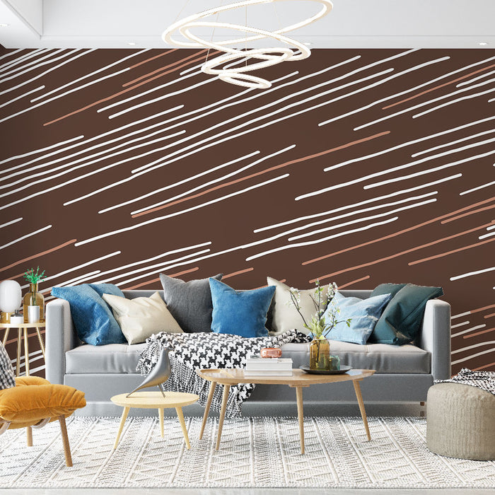 Un salon moderne avec un papier peint marron aux lignes blanches et cuivrées, créant une ambiance dynamique et chaleureuse.