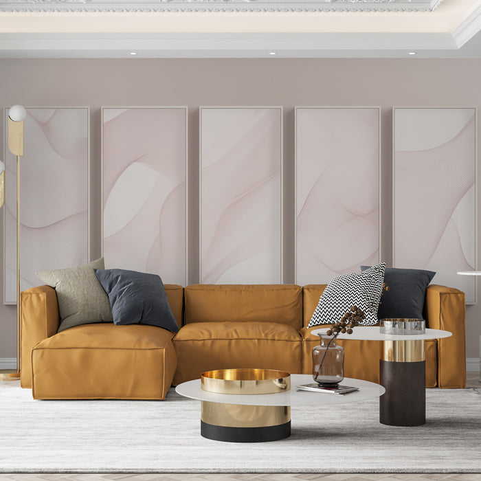 Un salon moderne avec un papier peint aux motifs abstraits dans des teintes douces de rose, créant une atmosphère élégante et apaisante.