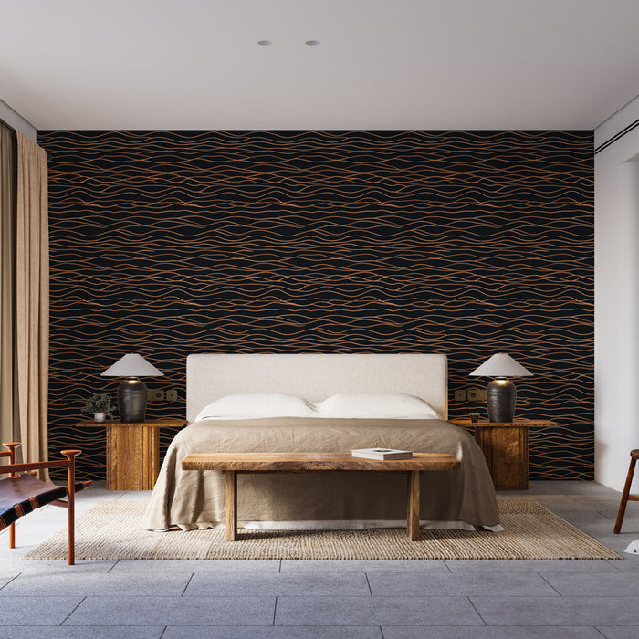Une chambre moderne avec un papier peint noir aux motifs ondulés en doré, créant une ambiance élégante et chaleureuse.