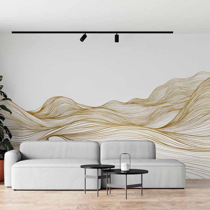 Un salon contemporain avec un papier peint aux lignes ondulées dorées sur fond blanc, créant une ambiance élégante et apaisante.