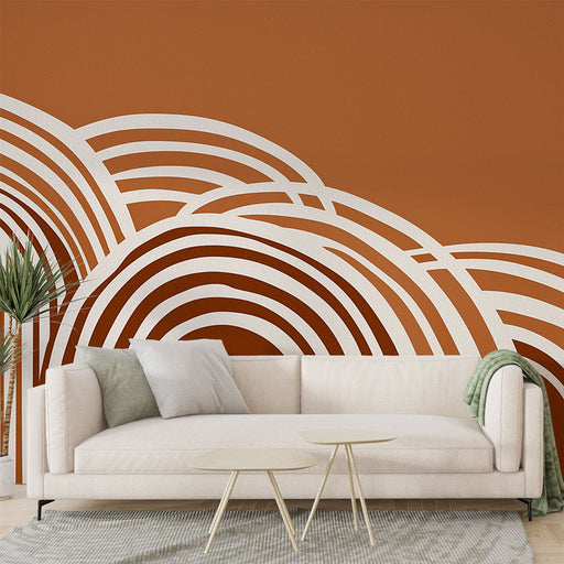 Un salon moderne avec un papier peint terracotta orné de motifs ondulés blancs créant une ambiance chaleureuse et contemporaine.