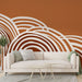 Un salon moderne avec un papier peint terracotta orné de motifs ondulés blancs créant une ambiance chaleureuse et contemporaine.