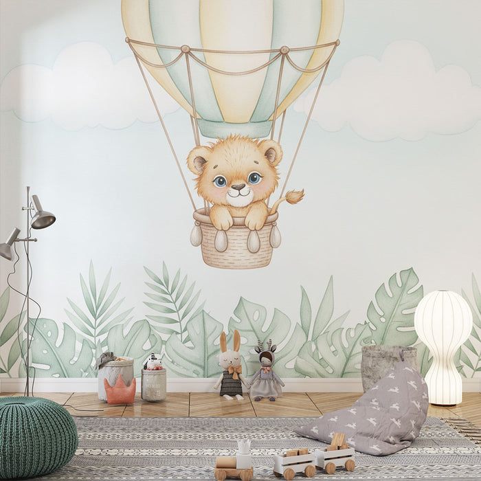 Une chambre d'enfant avec un papier peint illustrant un lionceau dans un ballon dirigeable, entouré de feuillages doux et d'une ambiance ludique et rêveuse.