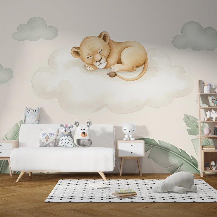 Une chambre d'enfant avec un papier peint illustrant un lionceau endormi sur un nuage, créant une atmosphère douce et rêveuse.