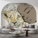 Une pièce moderne avec un papier peint artistique représentant un lion et un enfant aux traits délicats, créant une atmosphère chaleureuse et réconfortante.