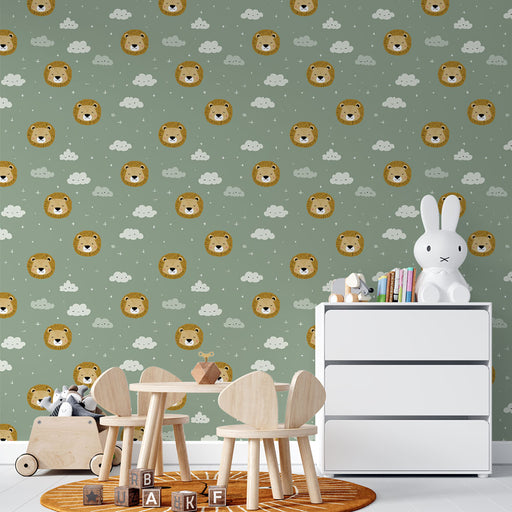 Une chambre d'enfant avec un papier peint ludique représentant des têtes de lion souriantes sur fond vert, créant une ambiance joyeuse et accueillante.