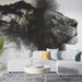 Un salon moderne avec un papier peint artistique représentant un lion en noir et blanc, entouré d'arbres stylisés, créant une atmosphère sauvage et captivante.