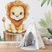 Une chambre d'enfant avec un papier peint illustrant un lion mignon aux teintes douces, créant une ambiance joyeuse et ludique.