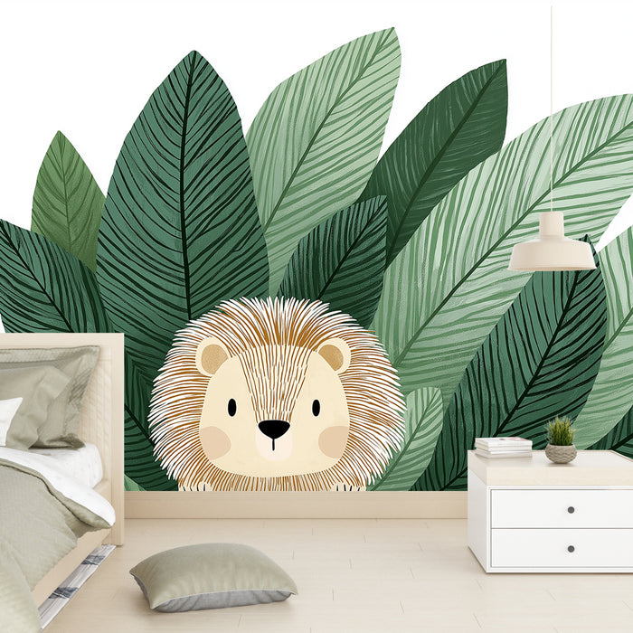 Une chambre enfantine avec un papier peint tropical illustrant un lion mignon entouré de grandes feuilles vertes, créant une ambiance ludique et accueillante.