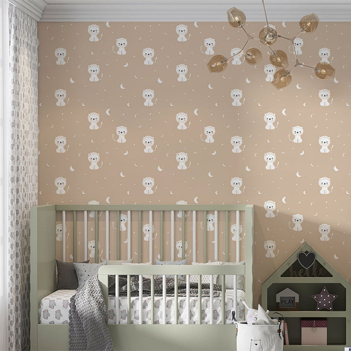 Une chambre d'enfant avec un papier peint beige orné de petits lions blancs et de croissants de lune, créant une ambiance douce et ludique.