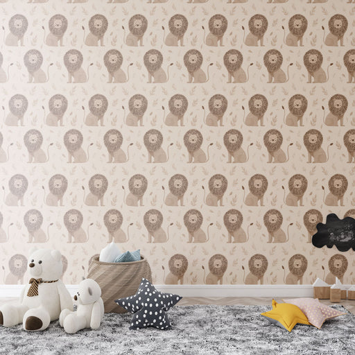 Une chambre d'enfant avec un papier peint illustré de lions stylisés sur fond beige, créant une ambiance ludique et chaleureuse.