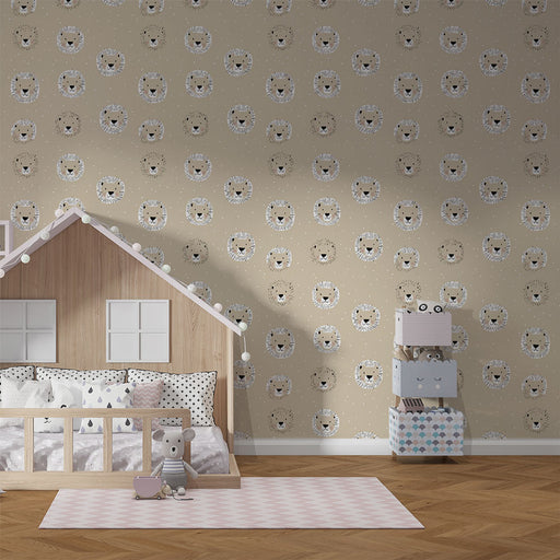 Une chambre d'enfant avec un papier peint beige orné de motifs de lions mignons, créant une atmosphère ludique et chaleureuse.