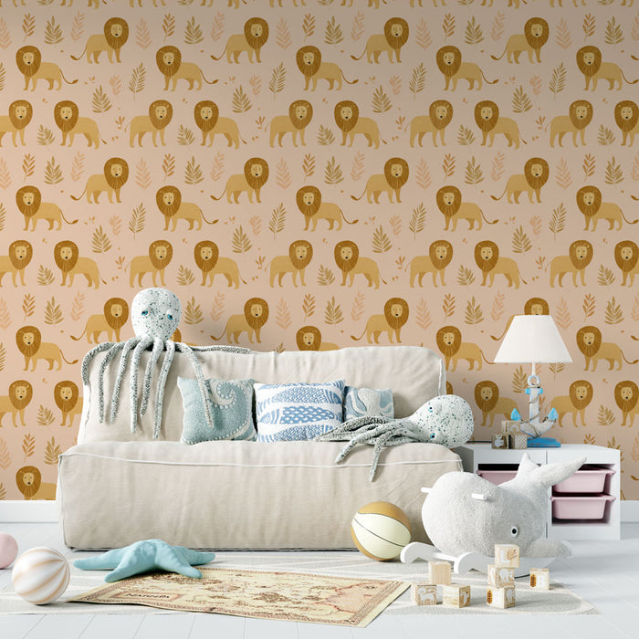 Une chambre d'enfant avec un papier peint illustrant des lions dorés sur fond rose, créant une atmosphère ludique et chaleureuse.