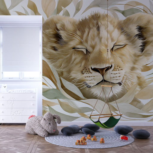 Une chambre d'enfant avec un papier peint illustrant un lion au regard paisible, entouré de feuilles aux teintes douces, créant une ambiance chaleureuse et apaisante.