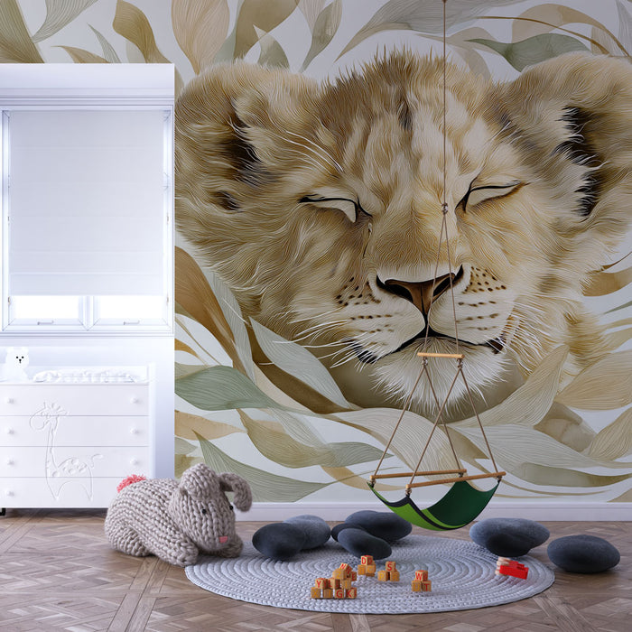 Une chambre d'enfant avec un papier peint illustrant un lion au regard paisible, entouré de feuilles aux teintes douces, créant une ambiance chaleureuse et apaisante.