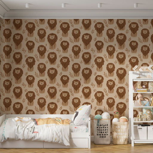 Une chambre d'enfant avec un papier peint ludique représentant des lions stylisés sur fond beige, créant une atmosphère chaleureuse et joyeuse.