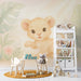 Une chambre d'enfant avec un papier peint illustrant un lionceau souriant entouré de feuilles tropicales et de fleurs pastel, créant une atmosphère joyeuse et ludique.