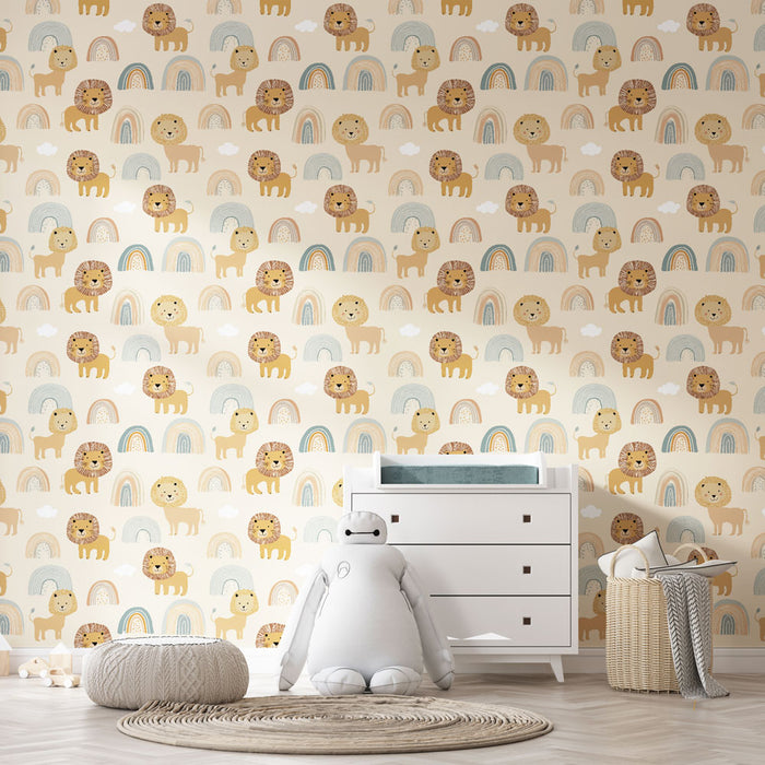 Une chambre d'enfant avec un papier peint ludique représentant des lions souriants et des arcs-en-ciel sur fond beige, créant une ambiance joyeuse et réconfortante.