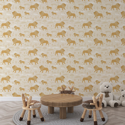 Une chambre d'enfant avec un papier peint illustrant des lions dorés sur fond beige, créant une ambiance ludique et chaleureuse.