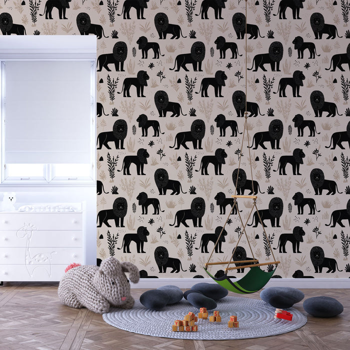 Une chambre d'enfant avec un papier peint illustrant des lions et des silhouettes d'animaux noirs sur fond beige, créant une ambiance ludique et chaleureuse.