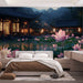 Une chambre apaisante avec un papier peint représentant un paysage nocturne de lotus roses et de pavillons traditionnels, créant une atmosphère zen et sereine.