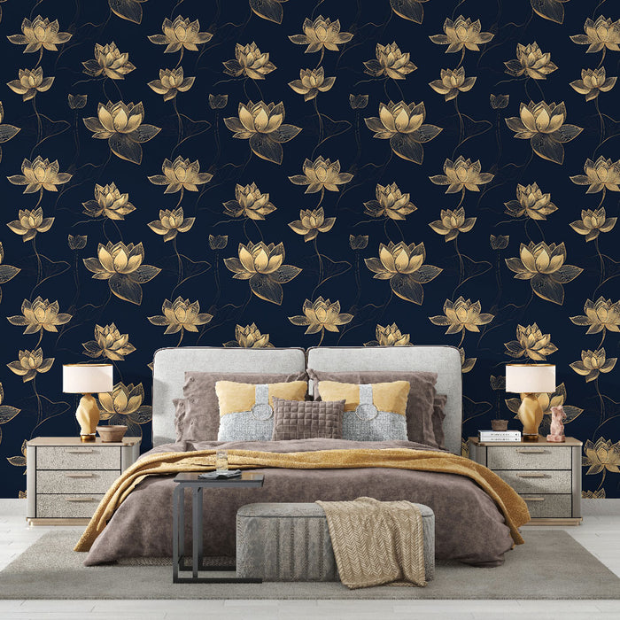 Une chambre élégante avec un papier peint représentant des fleurs de lotus dorées sur fond bleu nuit, créant une atmosphère apaisante et sophistiquée.