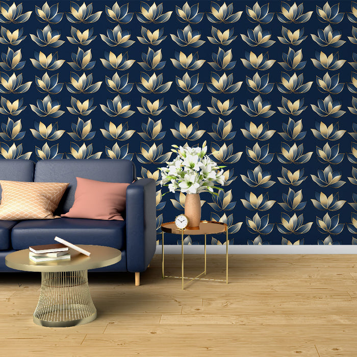 Un salon moderne avec un papier peint bleu marine orné de motifs de fleurs dorées, créant une atmosphère élégante et apaisante.