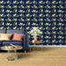 Un salon moderne avec un papier peint bleu marine orné de motifs de fleurs dorées, créant une atmosphère élégante et apaisante.