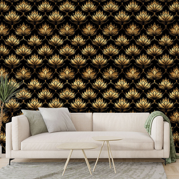 Un salon élégant avec un papier peint noir orné de motifs de fleurs dorées, créant une atmosphère sophistiquée et chaleureuse.